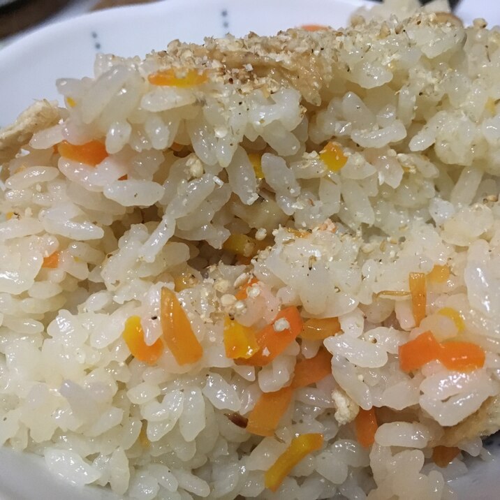 にんじん、ちくわ、油あげの炊き込みご飯